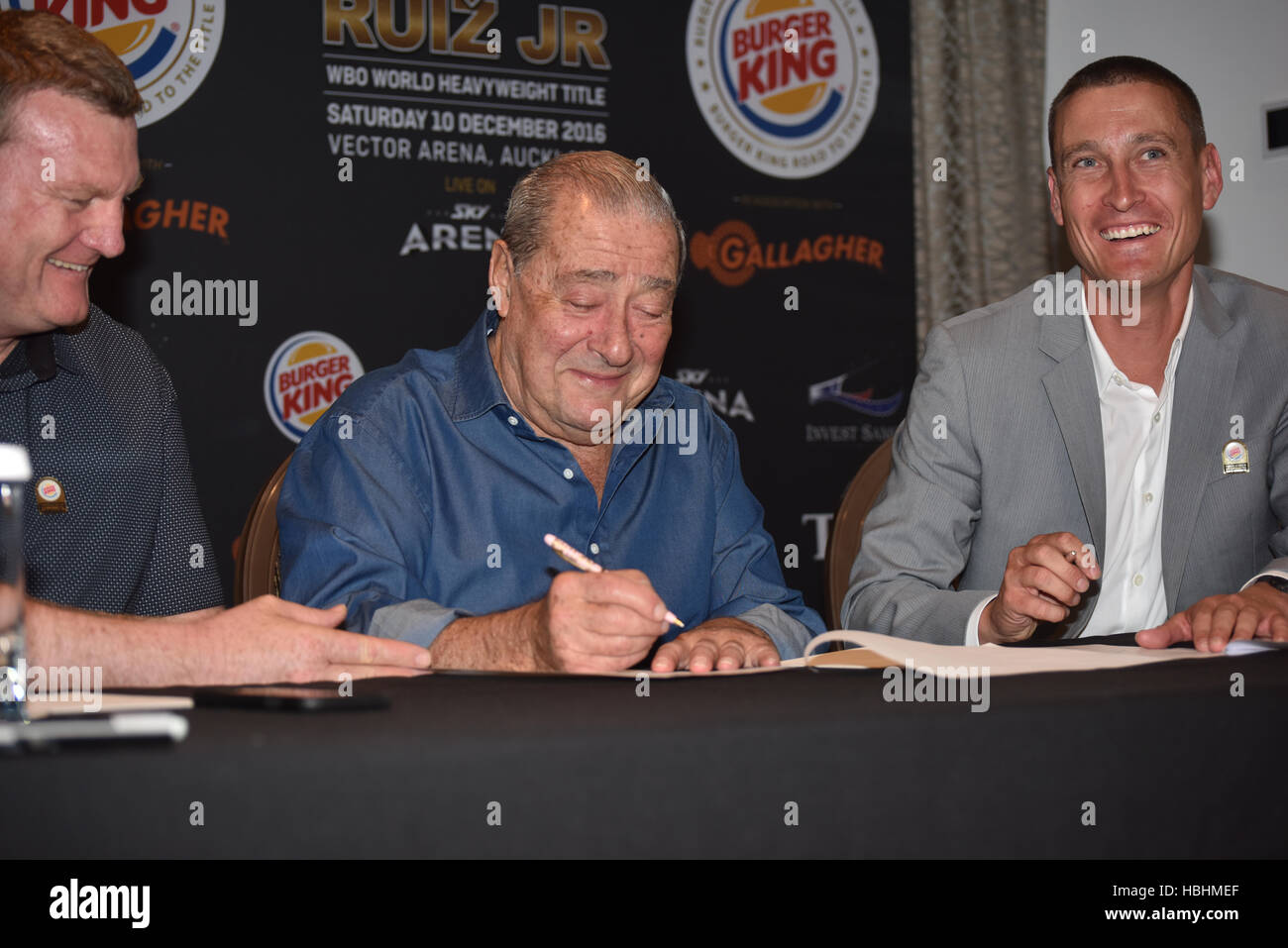 Auckland, Nouvelle-Zélande. Le 06 Dec 2016. Duco co-directeur Doyen Lonergan (L), Top Rank chef Bob Arum(M) et Duco co-directeur David Higgins (R) tandis que Duco co-directeur Doyen Lonergan (L) au cours d'une conférence de presse avant le titre mondial WBO boxe entre Parker et Ruiz, l'hôtel Langham, Auckland 6 décembre 2016. © Shirley Kwok/Pacific Press/Alamy Live News Banque D'Images