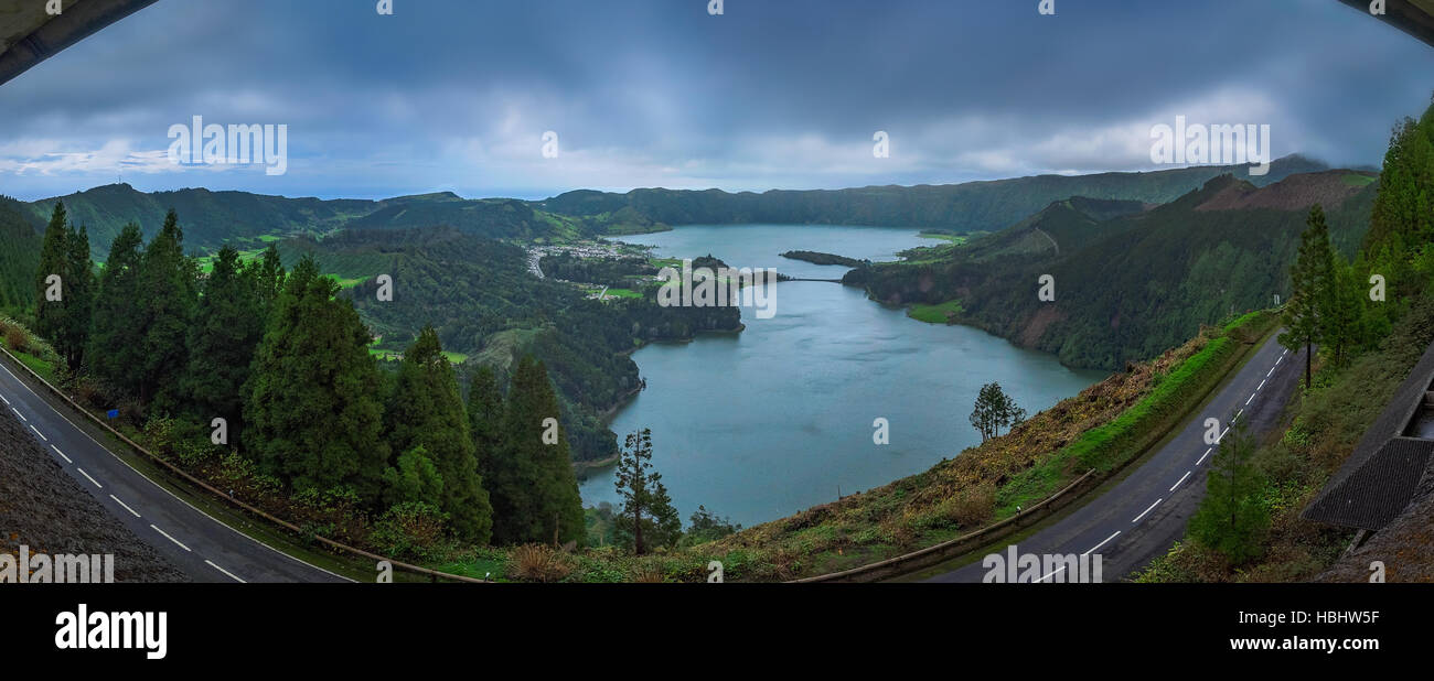 Ciel d'orage sur Sete Cidades Banque D'Images