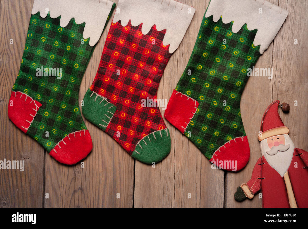 Des bas de Noël accroché contre le mur en bois Photo Stock - Alamy