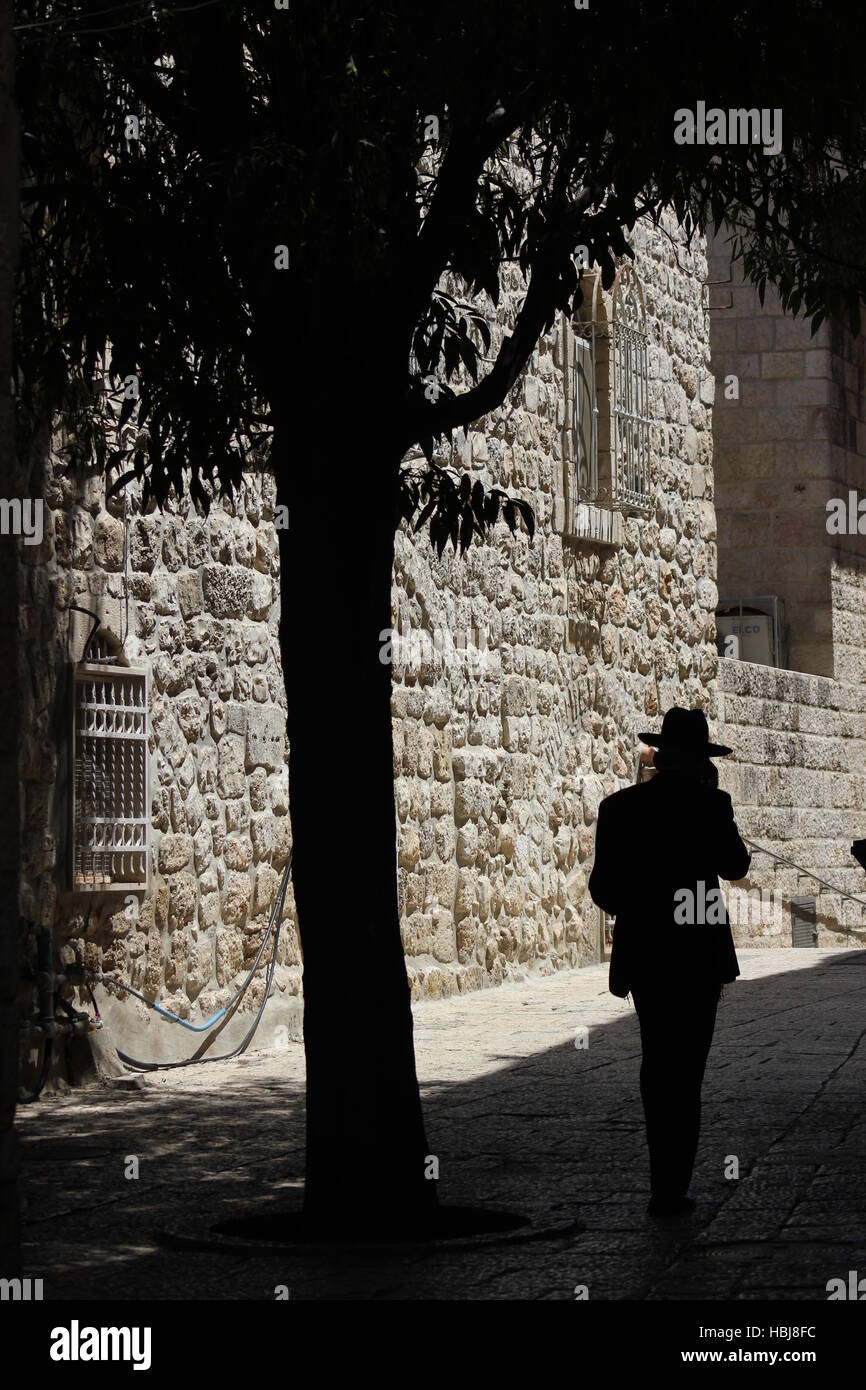 La silhouette d'un homme juif, comme il parle au téléphone cellulaire près de la Marchés Jérusalem en Israël. Banque D'Images