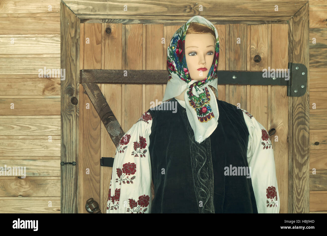 L'ancien costume national sur un mannequin. Banque D'Images