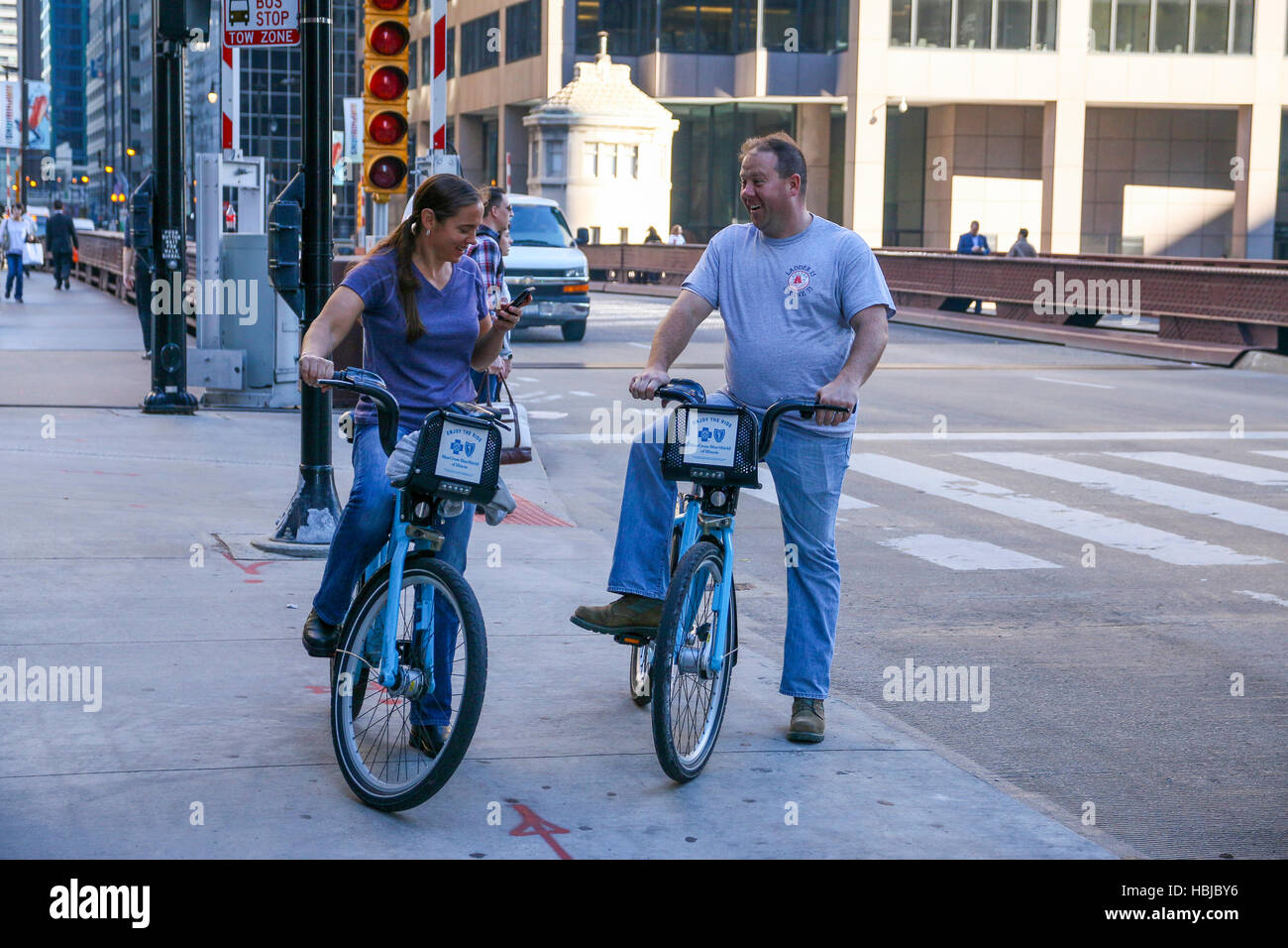 Un couple sur des vélos de location. Chicago, Illinois. Banque D'Images