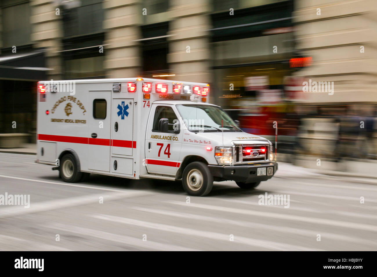 Chicago Fire Department ambulance dans motion. Banque D'Images