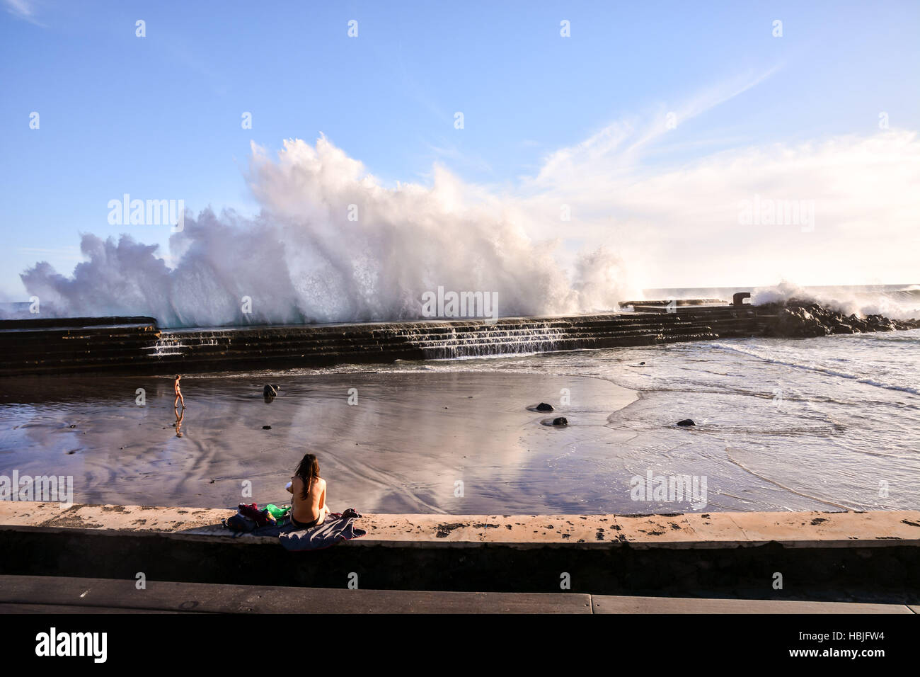 De grosses vagues se brisant sur la côte Banque D'Images