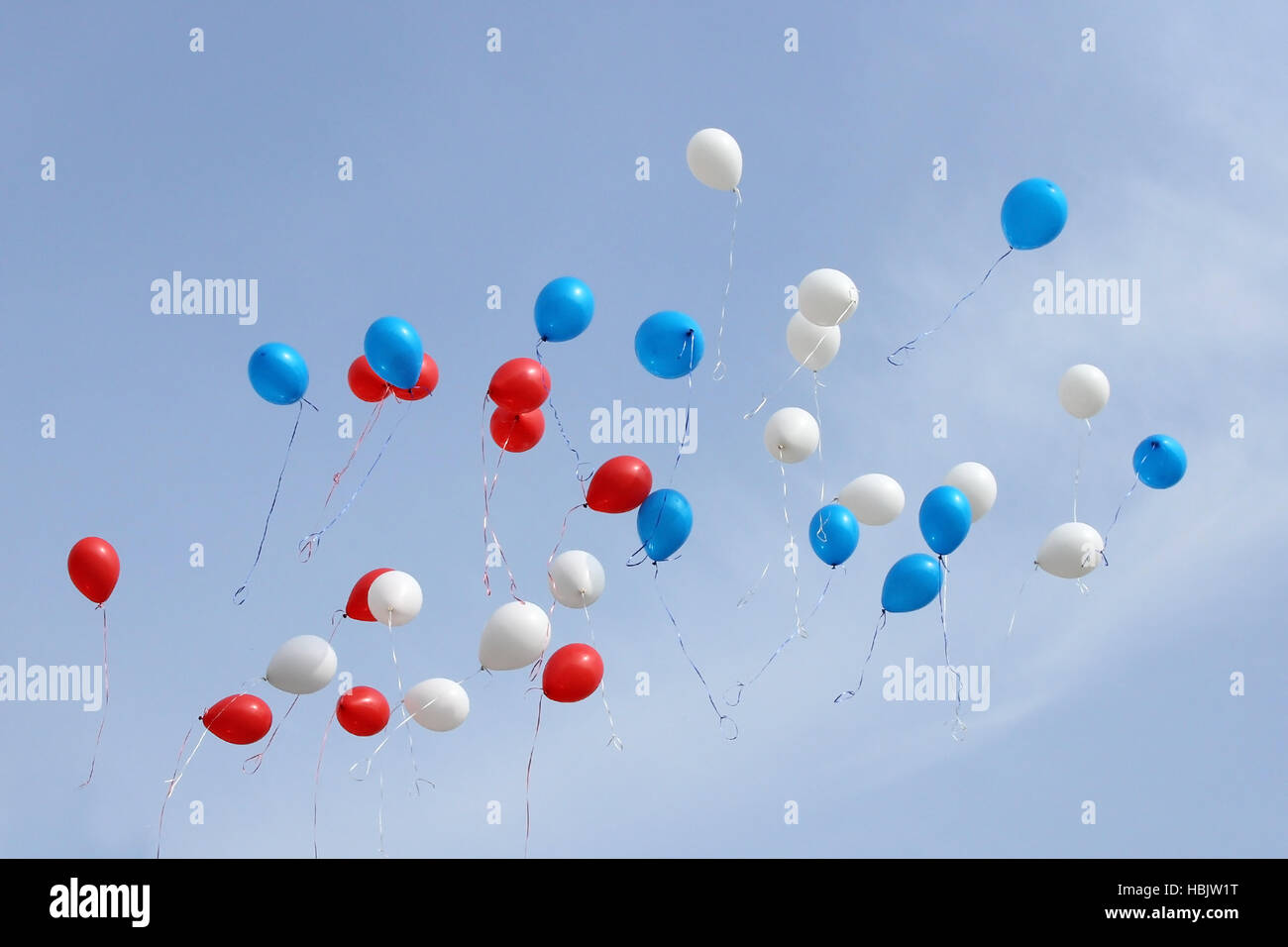 Ballons colorés sur sky Banque D'Images