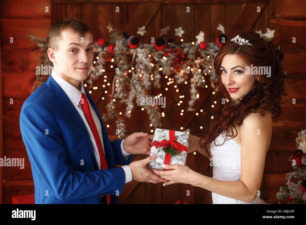 Mariage de Noël. Heureux mariés ensemble. Concept de mariage Banque D'Images Mariage de Noël. Heureux mariés ensemble. Concept de mariage Banque D'Images