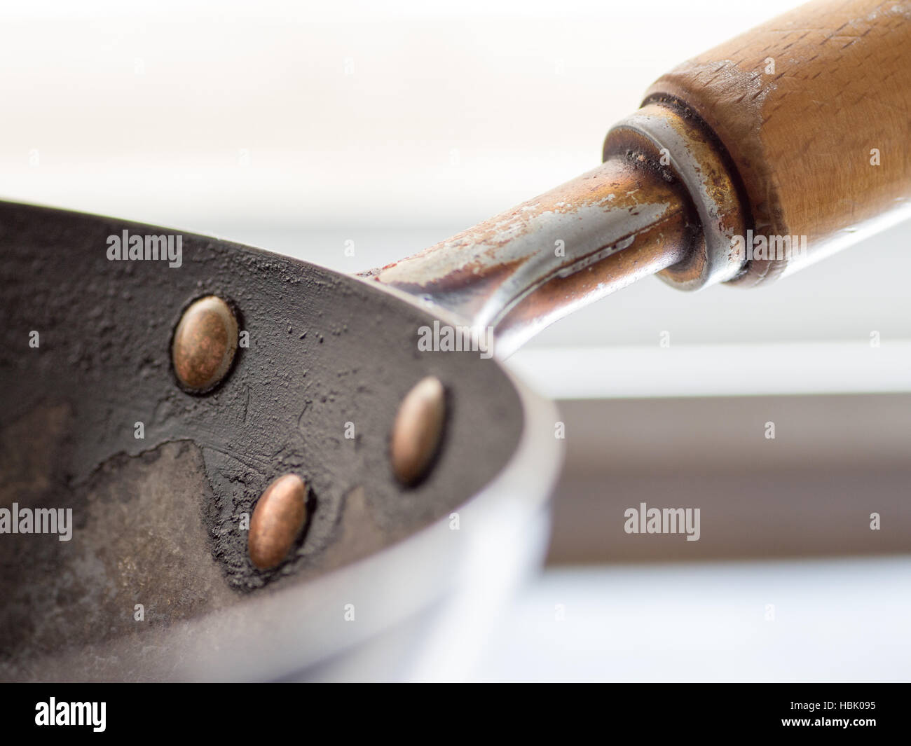 Rusty old wok pan handle Banque D'Images