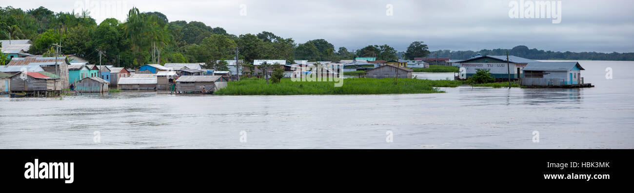 Panorama d'un village sur le fleuve Amazone au Brésil Banque D'Images