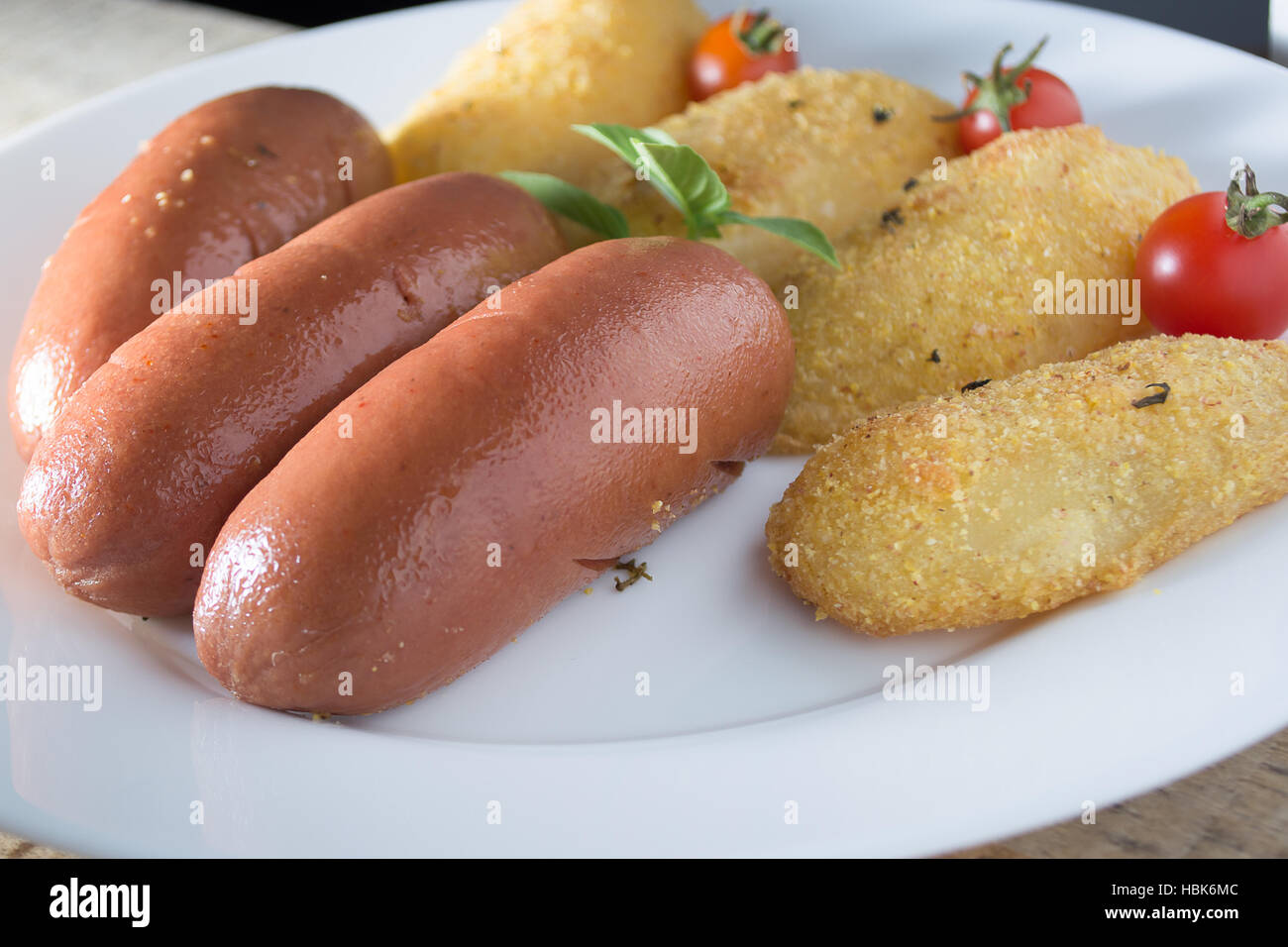 Et saucisses frites de pommes de terre panées Banque D'Images