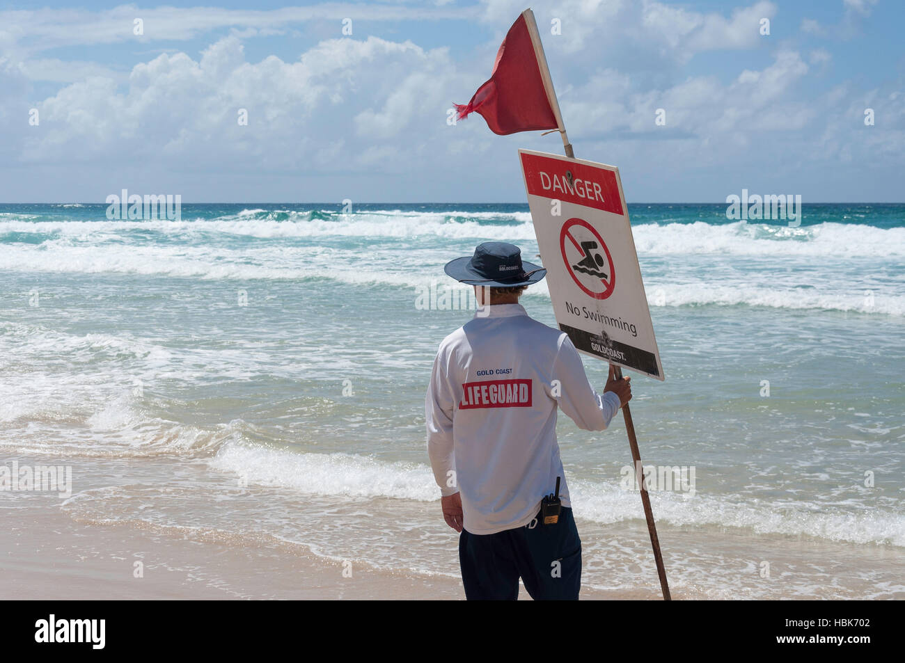 Lifeguard holding natation le signe de danger sur la plage de Surfers Paradise, Surfers Paradise, ville de Gold Coast, Queensland, Australie Banque D'Images
