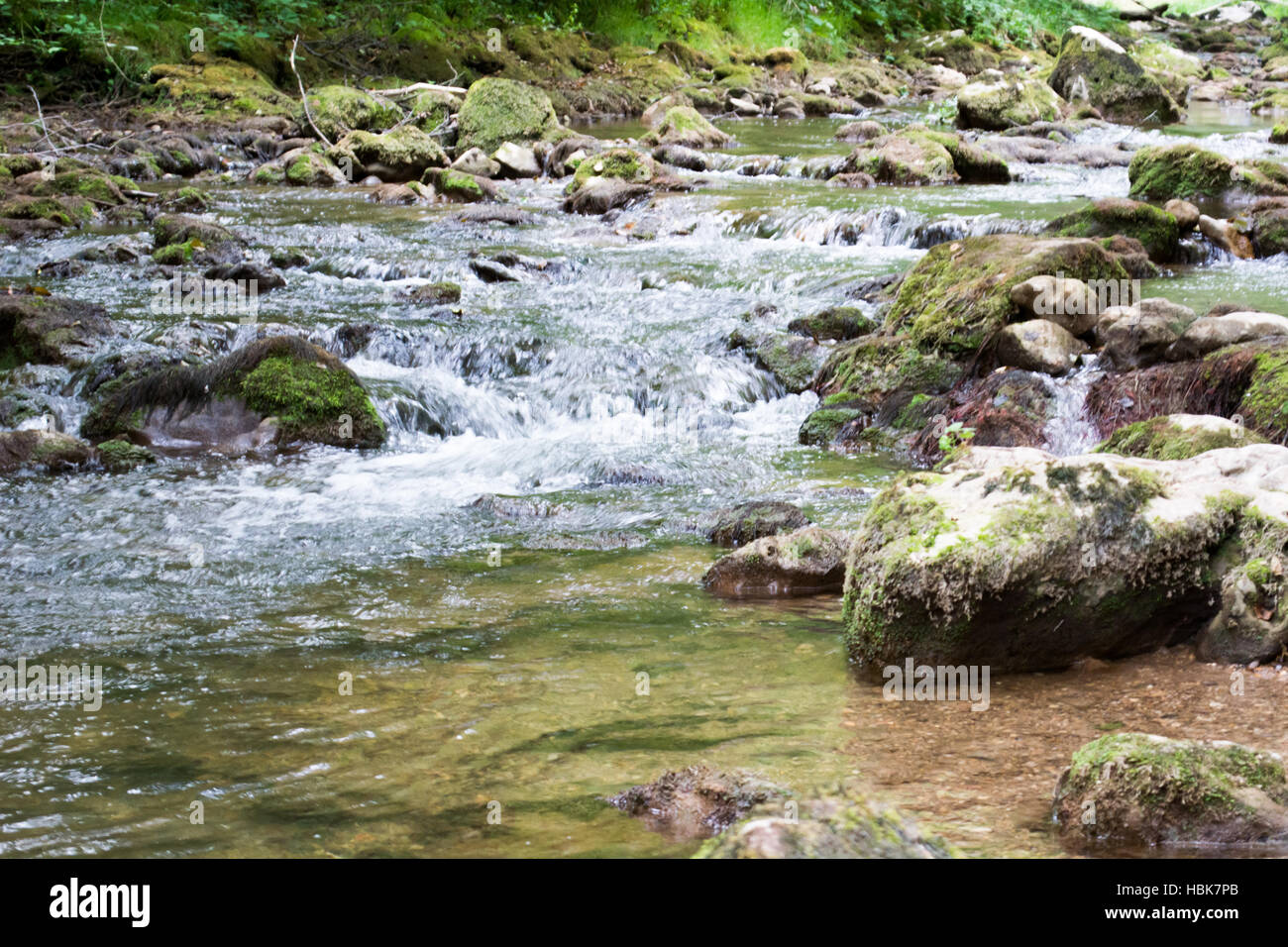 Ruisseau de l'eau sur les roches moussues Banque D'Images