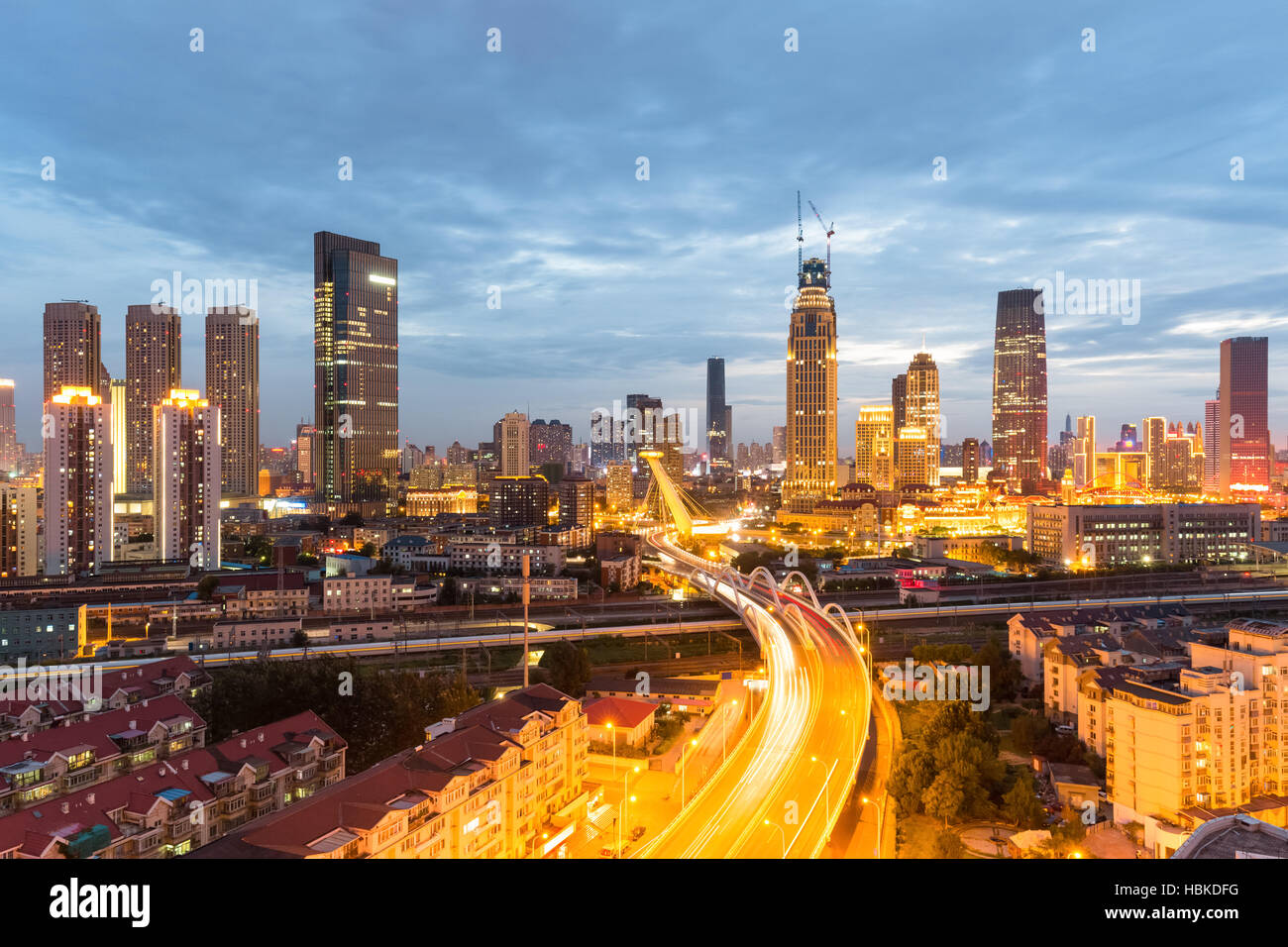 Scène urbaine moderne de Tianjin dans nightfall Banque D'Images