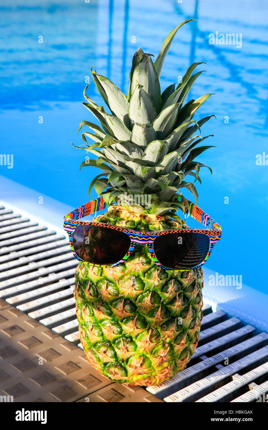 L'Ananas portant des lunettes de soleil à la piscine Banque D'Images