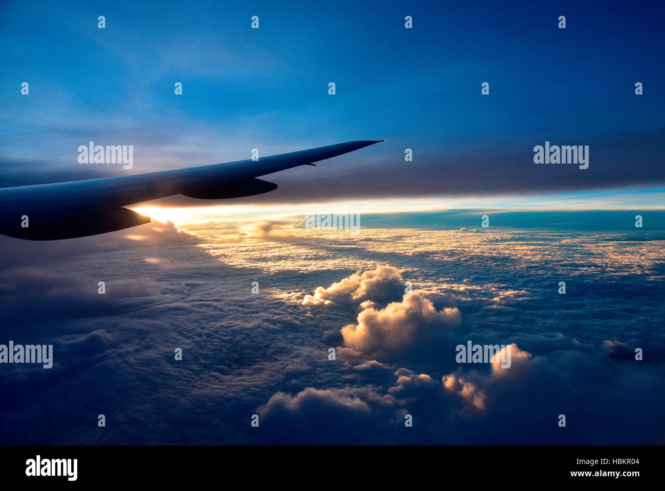 Août 2015.Fly de Singapour à Houston.Vue sur l'aile droite avion de passagers.Ci-dessous les épais nuages illuminés par le soleil.vue horizontale Banque D'Images
