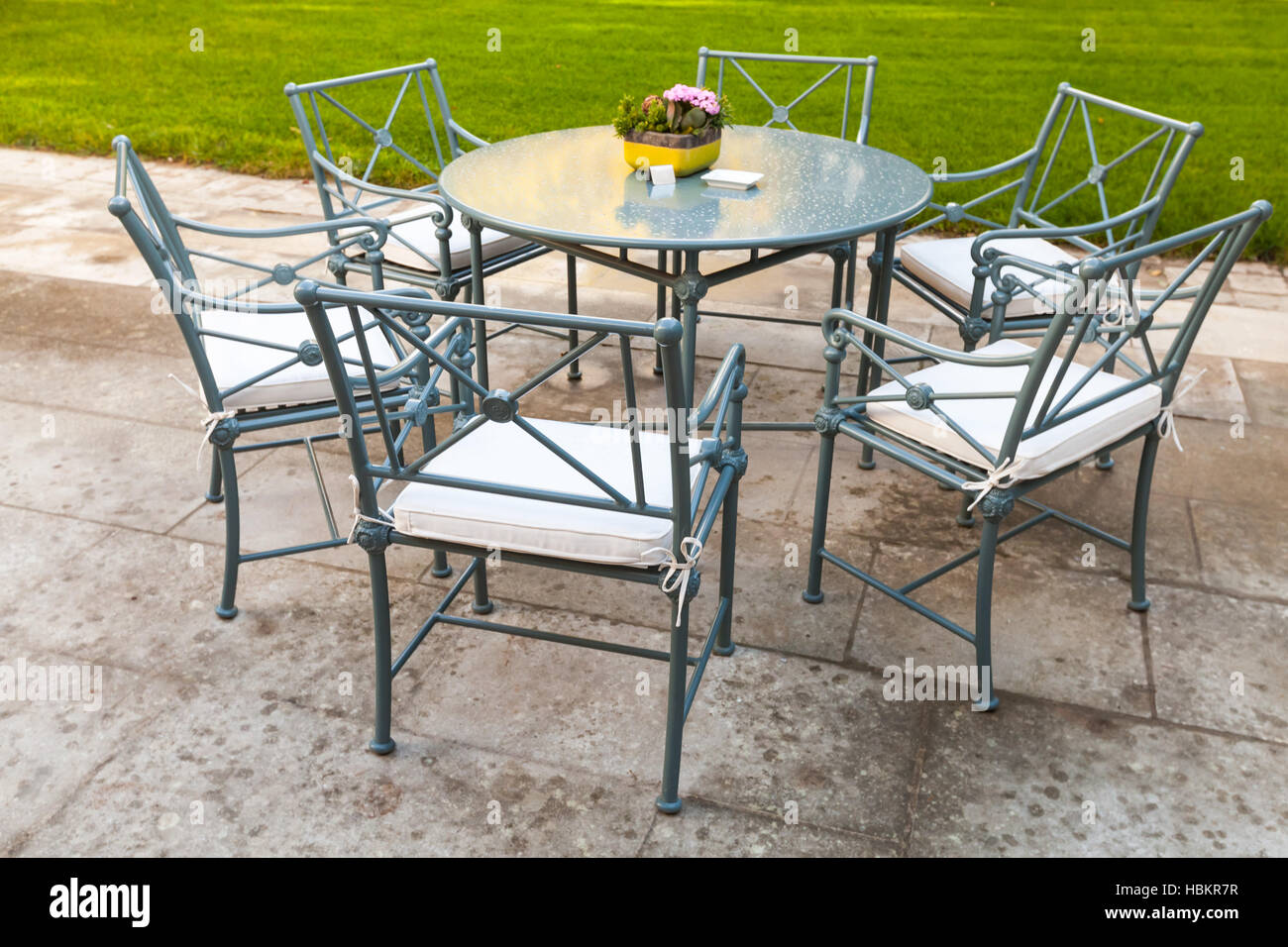 Restaurant en extérieur intérieur fond métal, chaises autour de la table ronde avec table en verre Banque D'Images