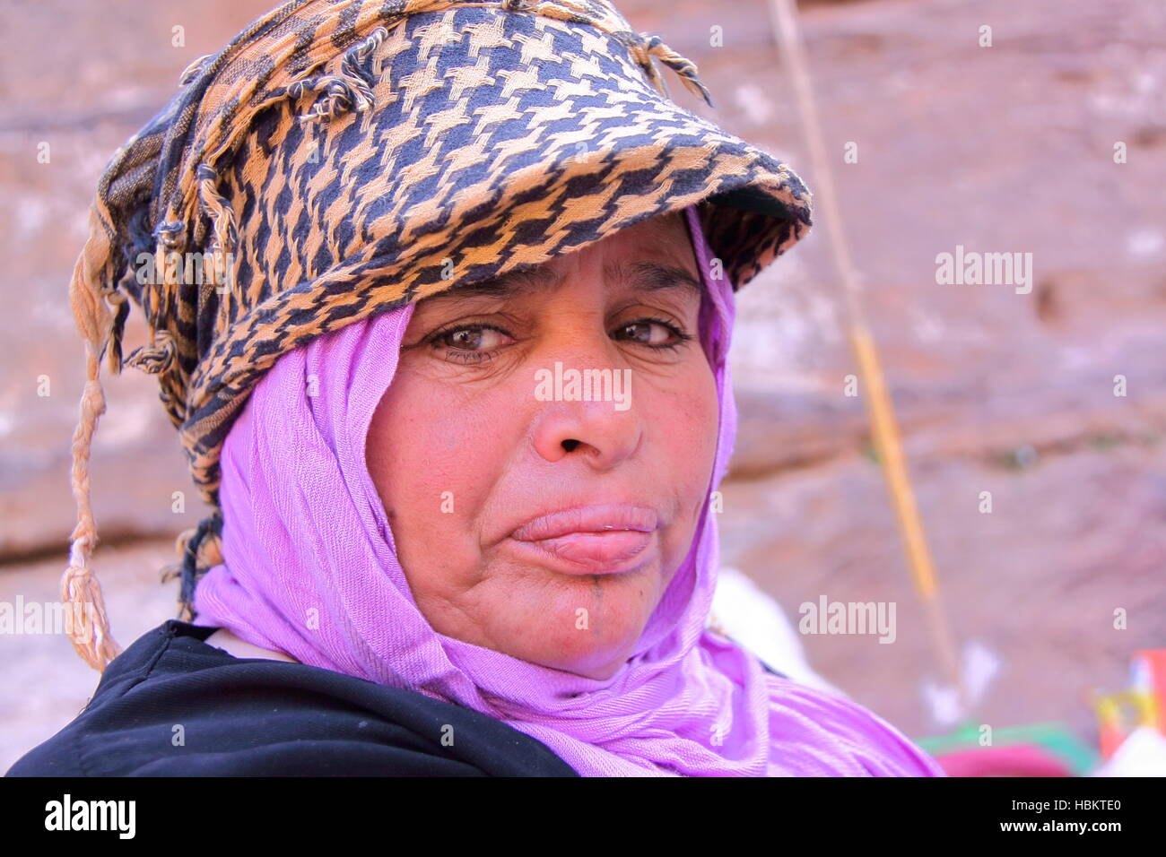 PETRA, Jordanie : Portrait d'une femme bédouine avec robe colorée Banque D'Images