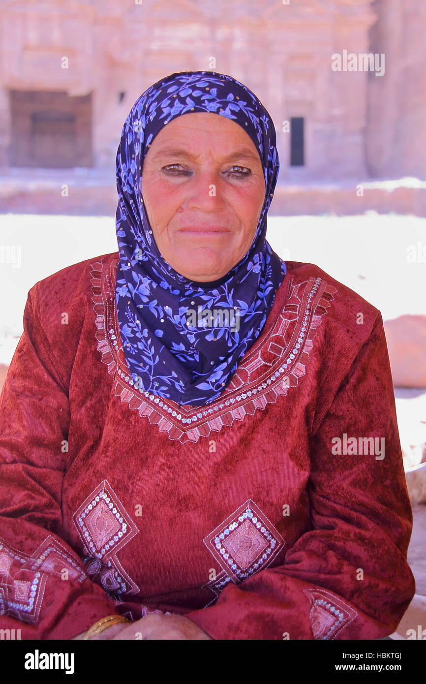 PETRA, Jordanie : Portrait d'une femme bédouine joliment habillés Banque D'Images