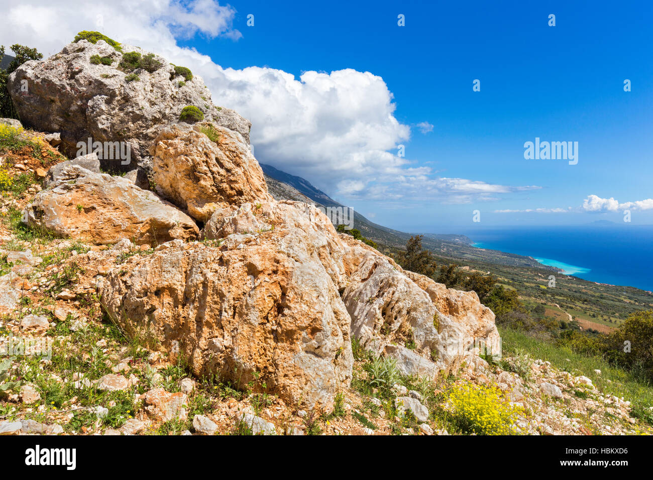Les roches d'Orange sur la côte grecque à la montagne Banque D'Images