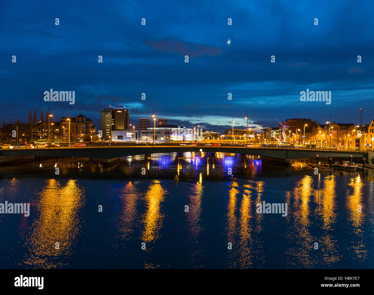 Le Lagan Bridge at night, Belfast, Irlande du Nord. Banque D'Images