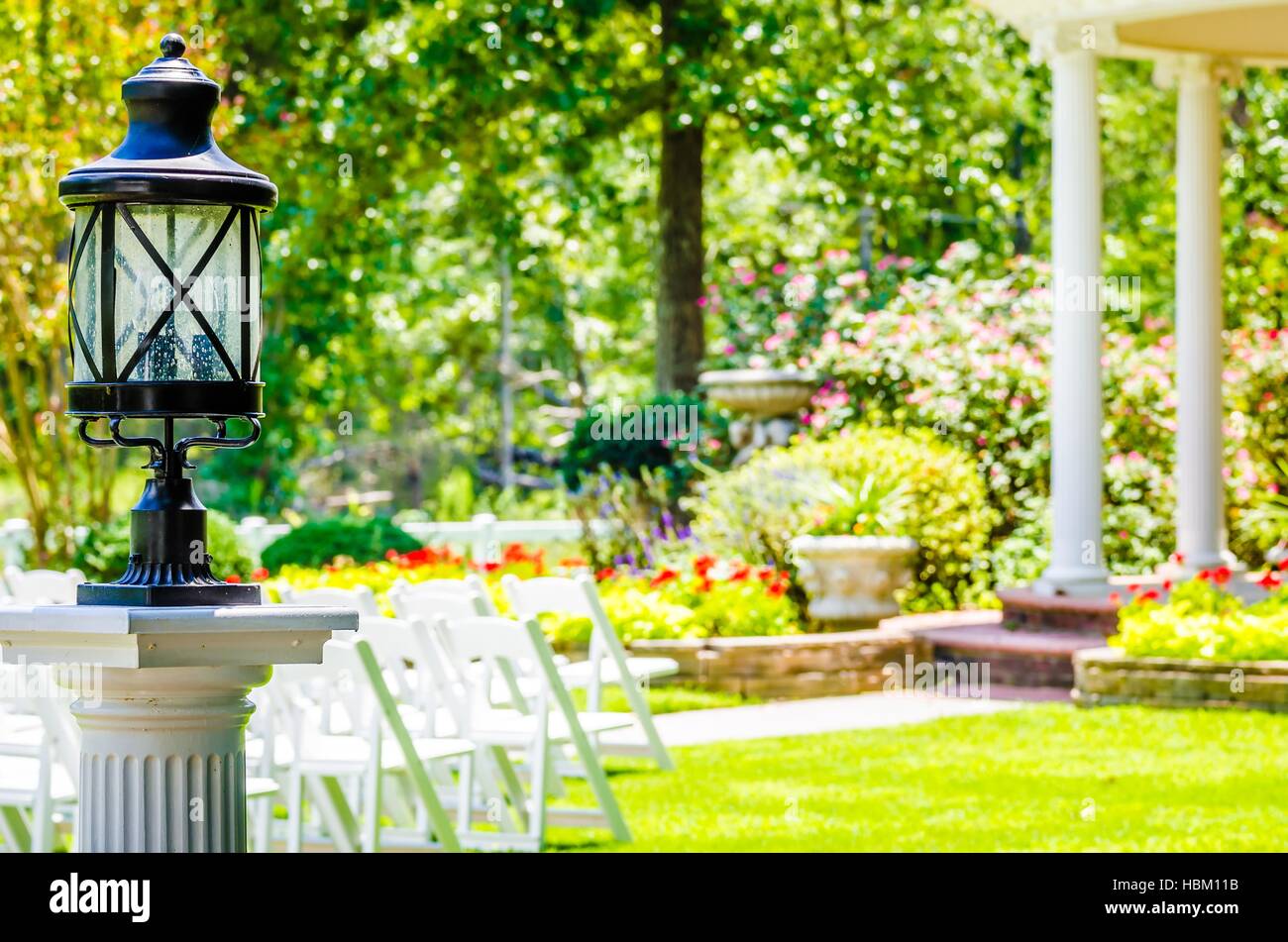 Lampadaire classique décoratif dans le jardin Banque D'Images