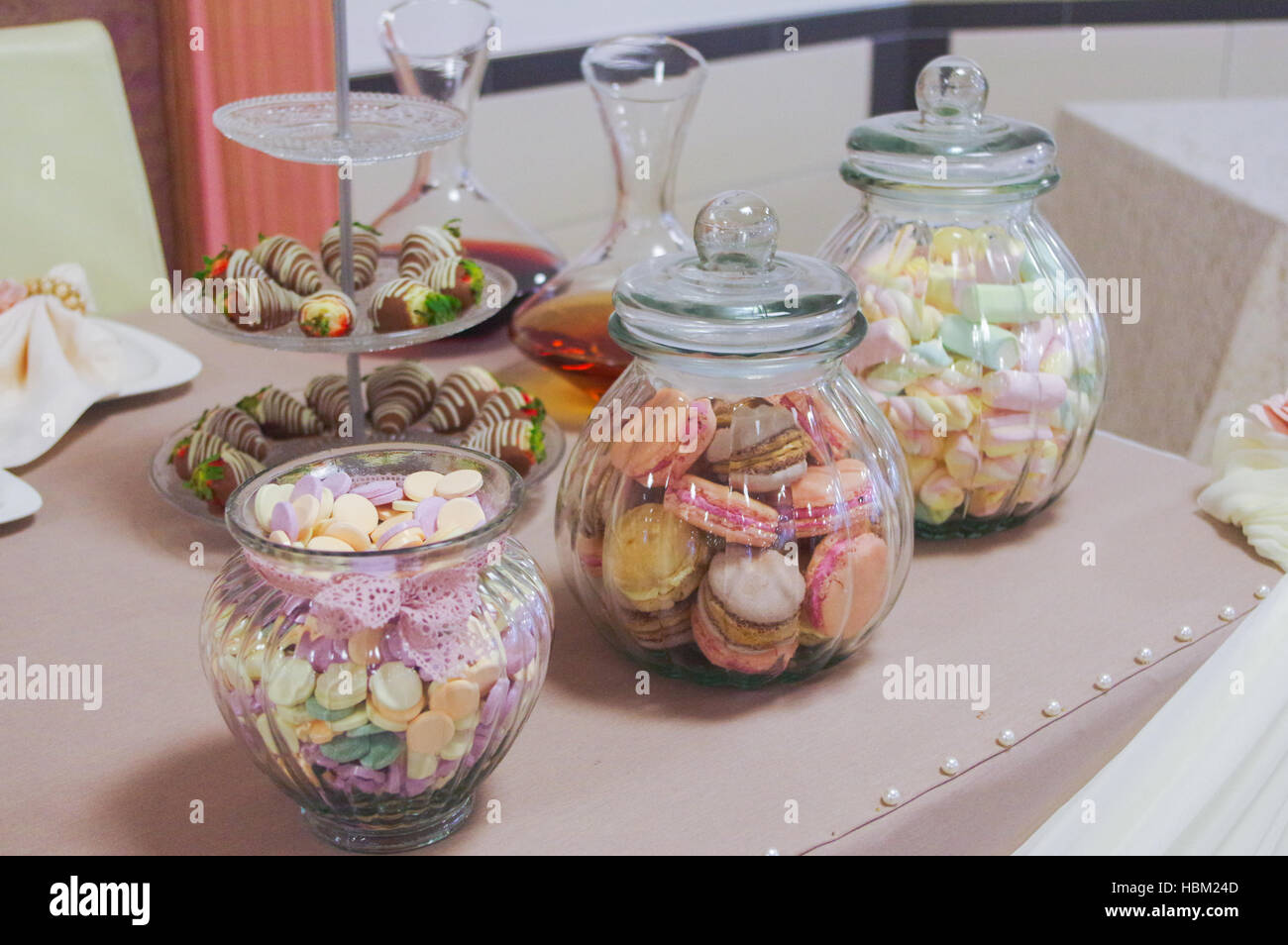 Bonbons colorés en pots sur la table Banque D'Images