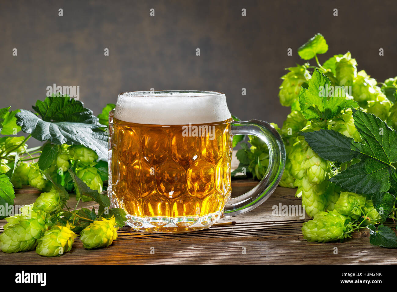 Nature morte avec cônes de houblon et la matière première pour la production de bière Banque D'Images