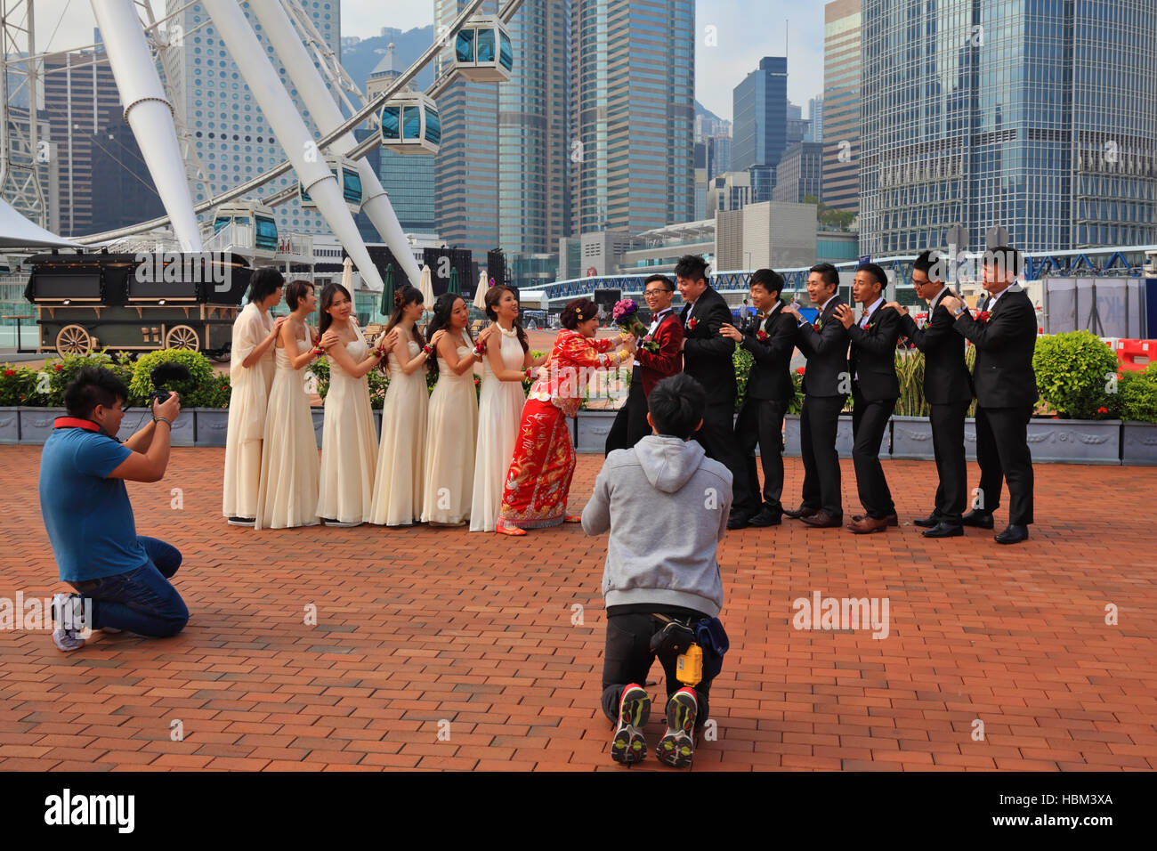 Mariage des jeunes dans un parc public Banque D'Images