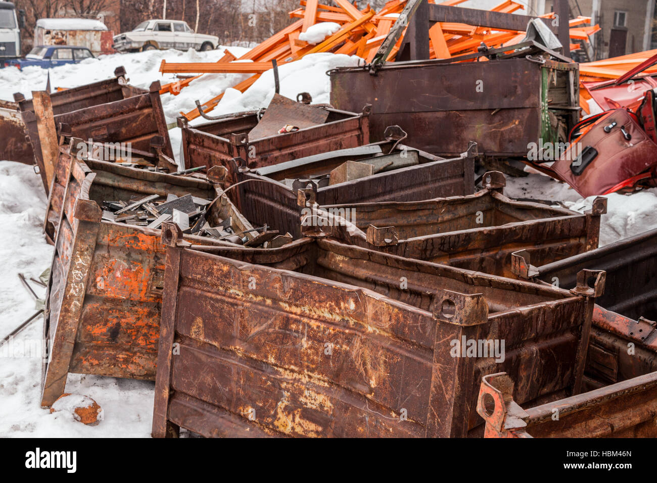 La pile de boîtes de métal rouillé dans la neige en hiver. Banque D'Images