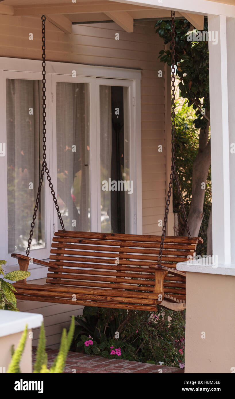 Balancelle en bois et jardin feng shui Photo Stock - Alamy