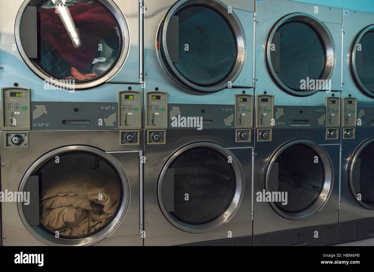 Laver les vêtements et le séchage à la laverie Banque D'Images