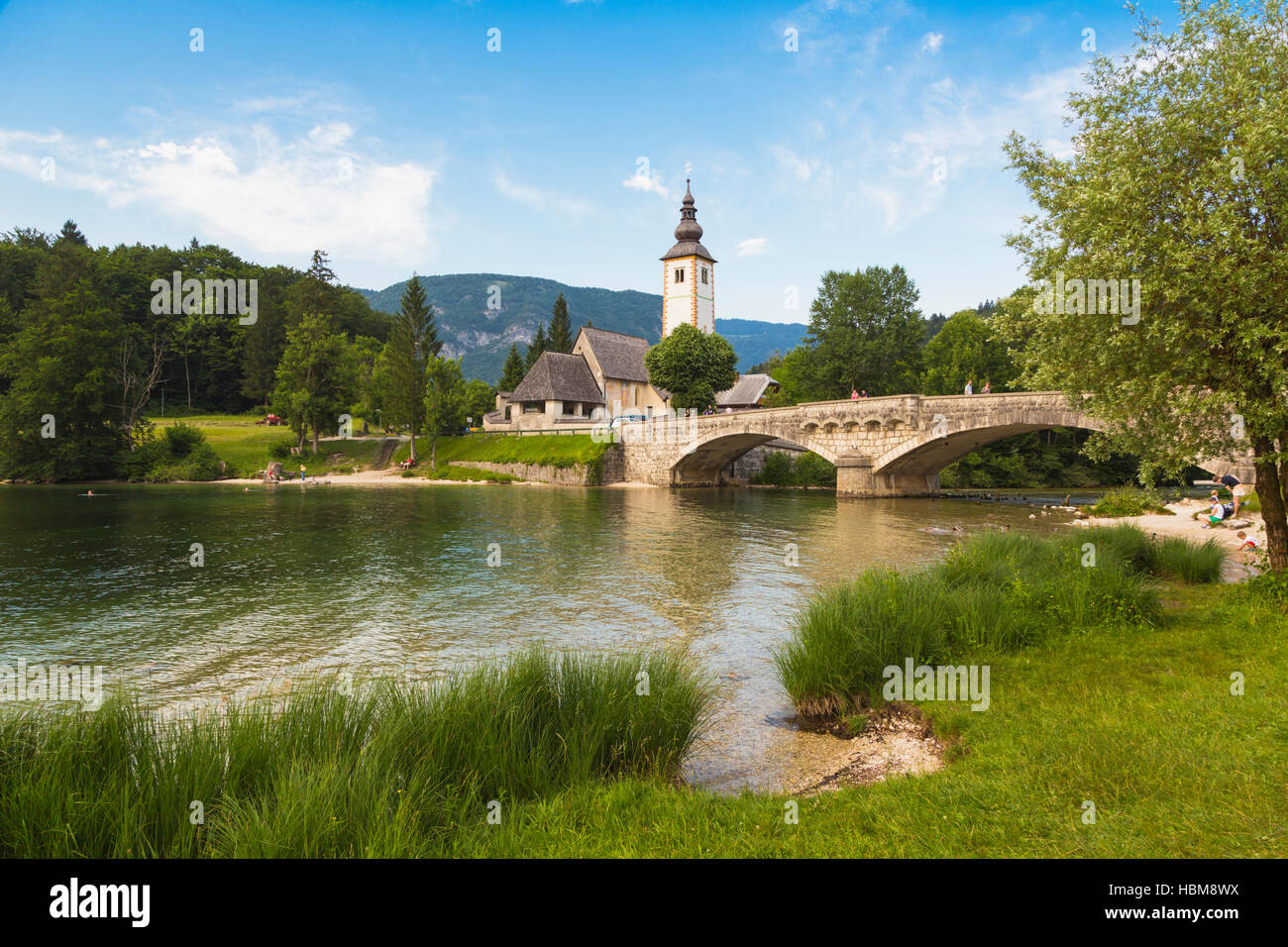 Le Parc National de Triglav, Haute-Carniole, la Slovénie. L'église Saint Jean (Cerkev sv) Janeza au village de Ribcev Laz, à l'extrémité est du lac B Banque D'Images