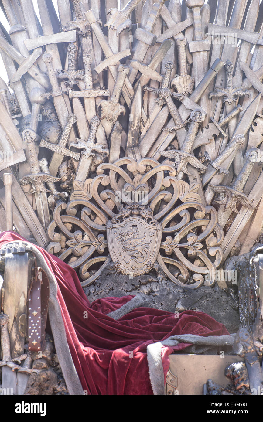 B.a.u.q.o.o. Collier Main Du Roi Trône D'épées En Alliage De