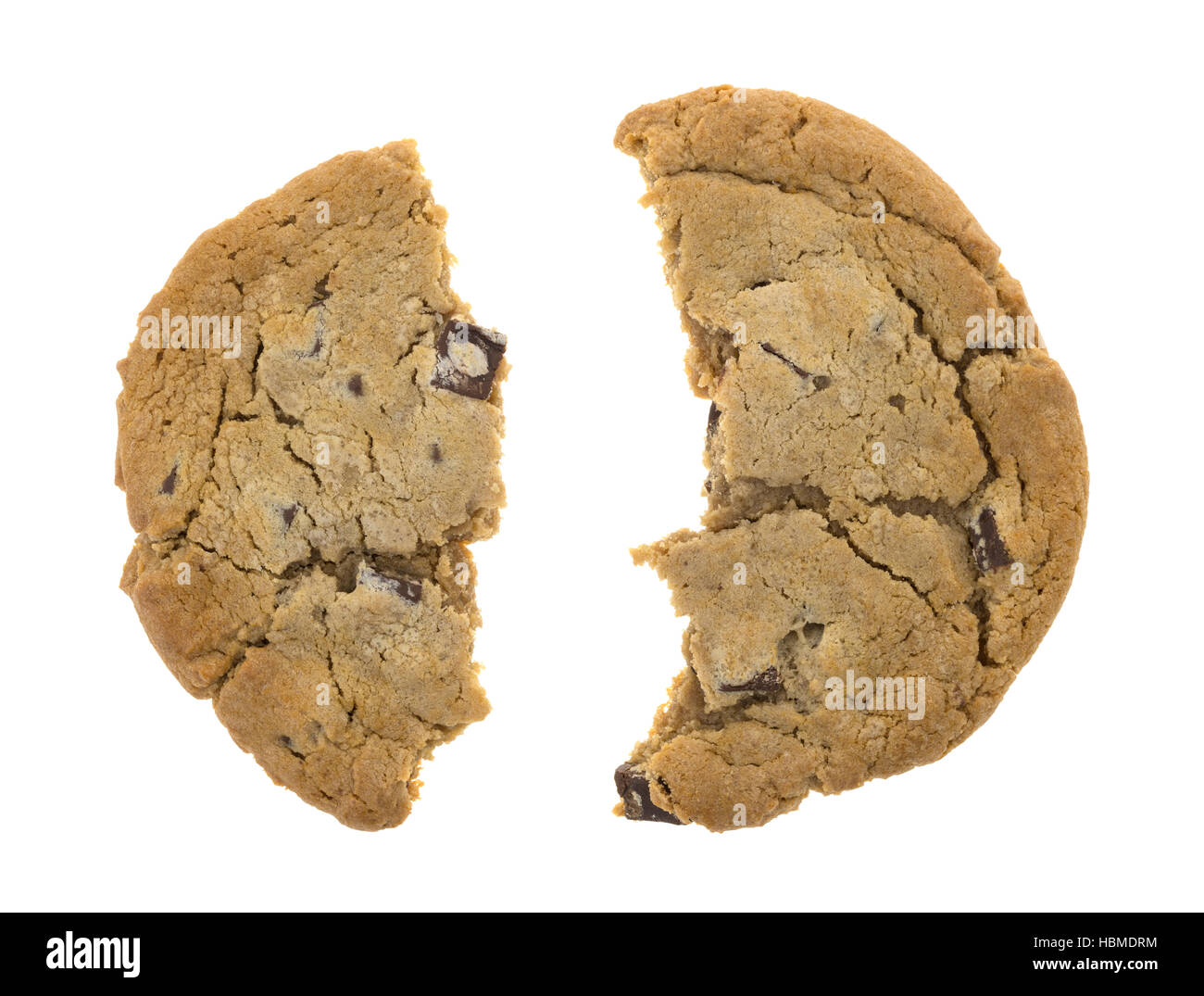 Un double chocolate chip cookie qui a été cassé en deux isolé sur un fond blanc. Banque D'Images