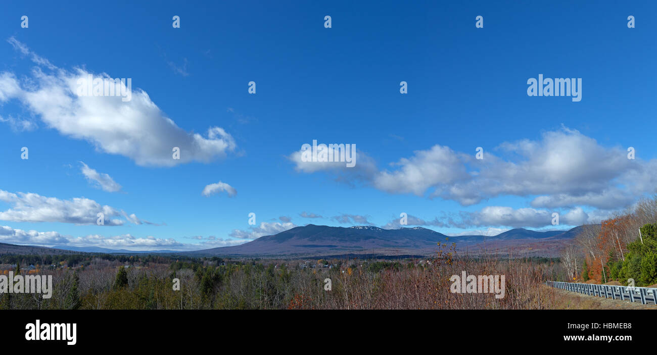Vue panoramique de Kingfield Maine à la fin de l'automne avec le Mont Abram dans la distance. Banque D'Images
