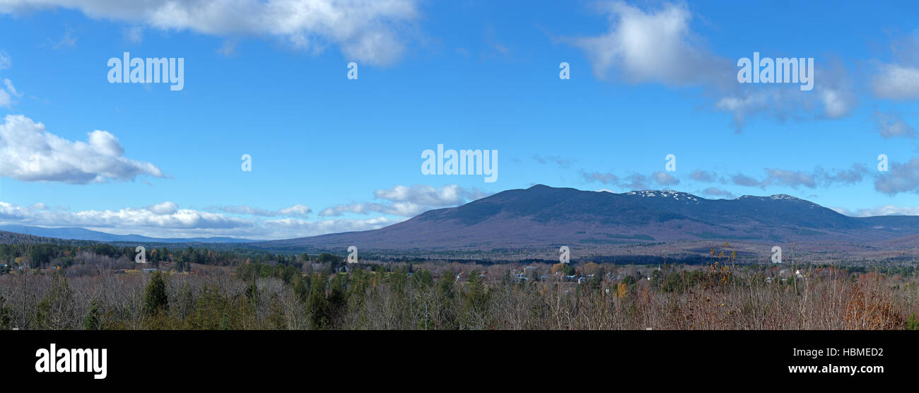 Vue panoramique de Kingfield Maine à la fin de l'automne avec le Mont Abram dans la distance. Banque D'Images
