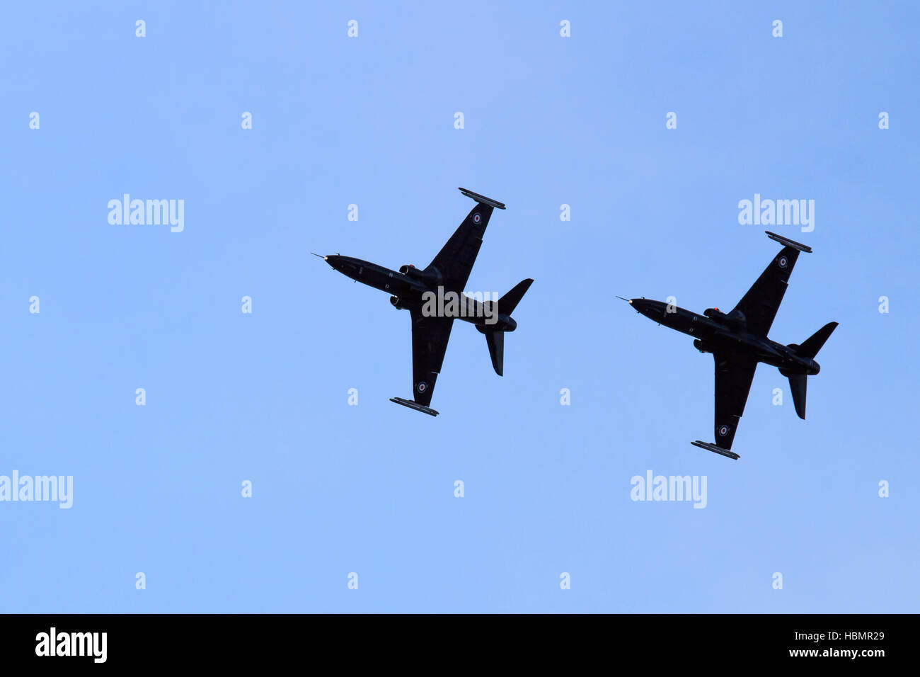 Systèmes BAE Hawk Mk.T2 d'avions d'entraînement à réaction volant à basse altitude au-dessus de la plage de Southport Airshow Banque D'Images