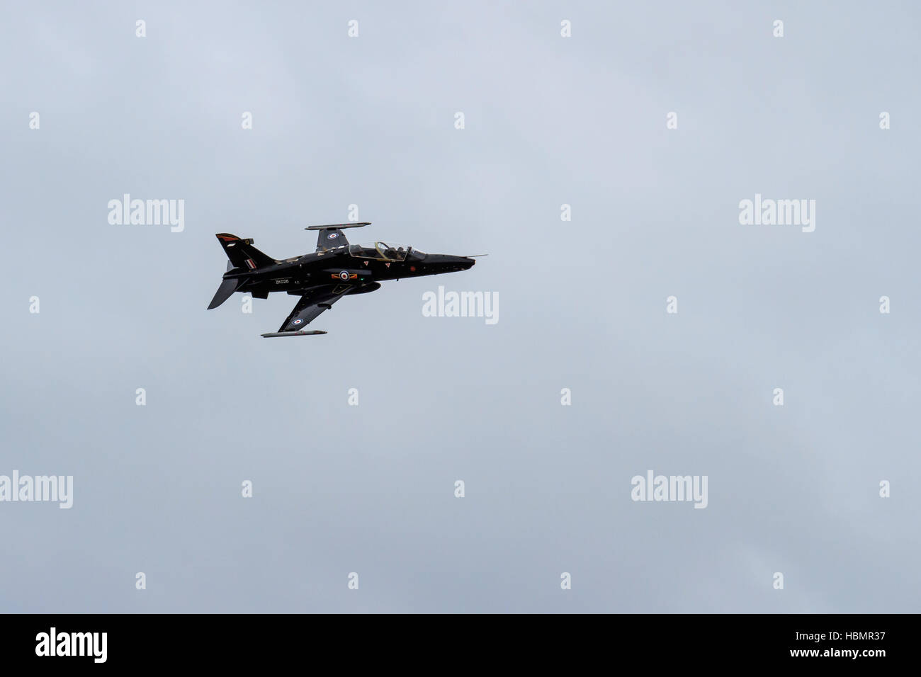 Systèmes BAE Hawk Mk.T2 d'avions d'entraînement à réaction volant à basse altitude au-dessus de la plage de Southport Airshow Banque D'Images