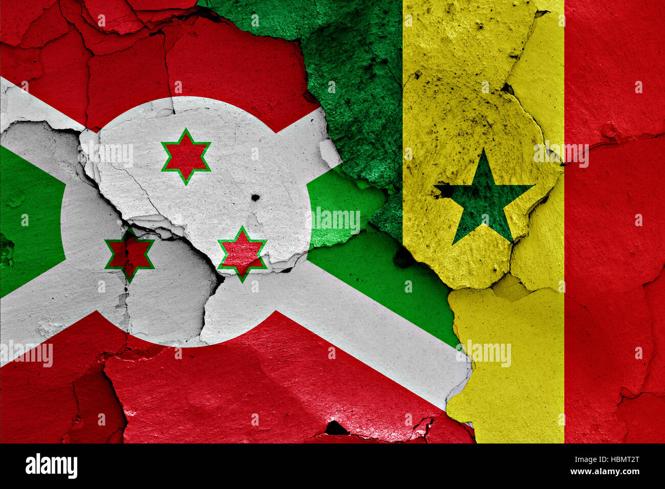 Drapeaux du Burundi et le Sénégal peint sur mur fissuré Banque D'Images