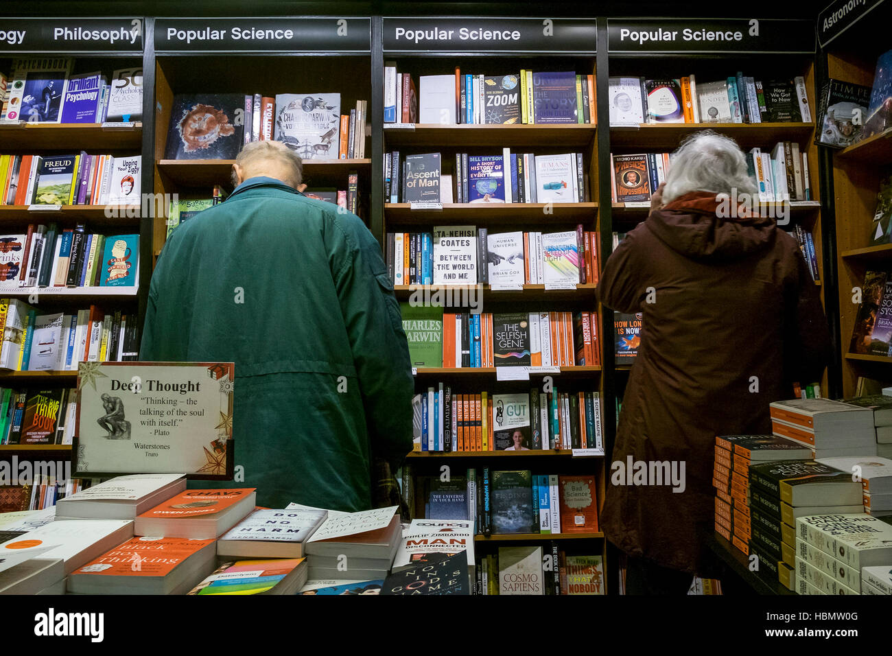 Les clients revue dans une librairie Waterstones. Banque D'Images