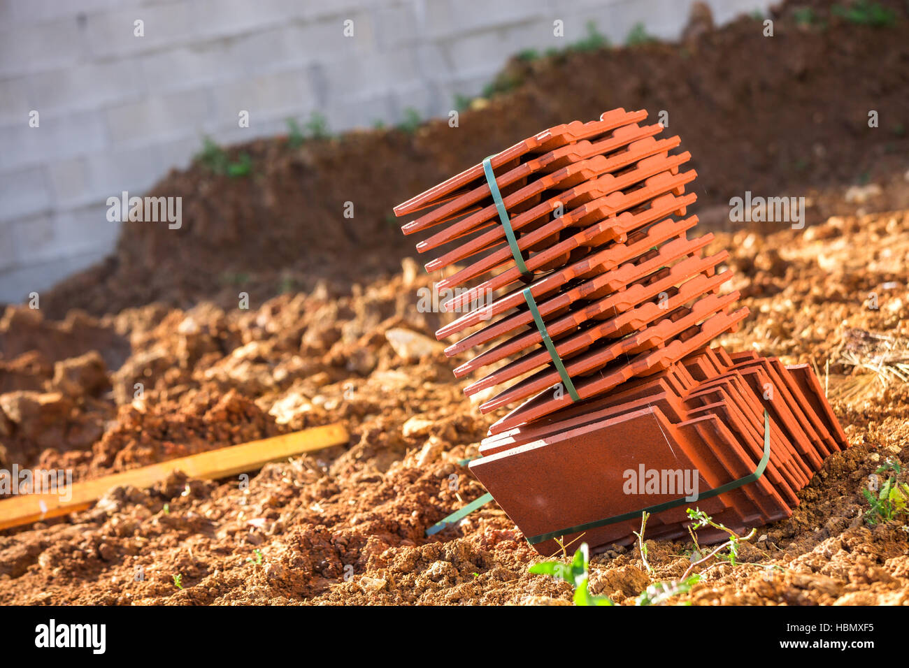 Pile de tuiles utilisées pour la couverture d'un toit Banque D'Images