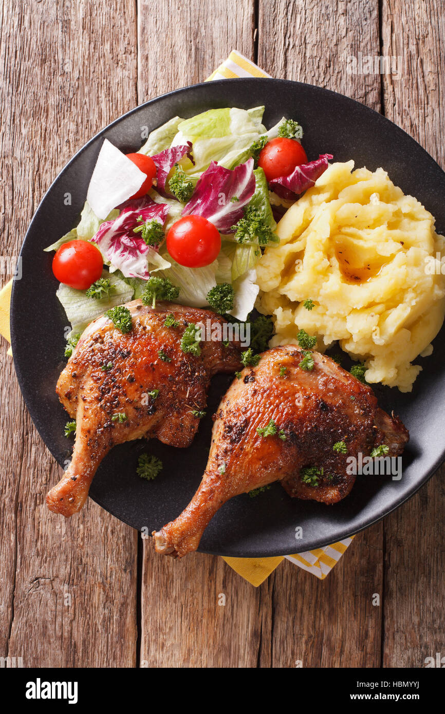 Cuisse De Canard Roti Avec Une Puree De Pommes De Terre Plats D