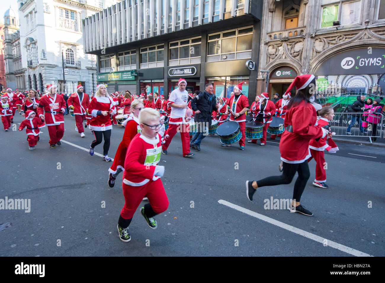 Katumba tambours au la 2016 Santa 2016 Santa Dash à Liverpool qui a battu le record du monde de nombre de pères Noël. Banque D'Images