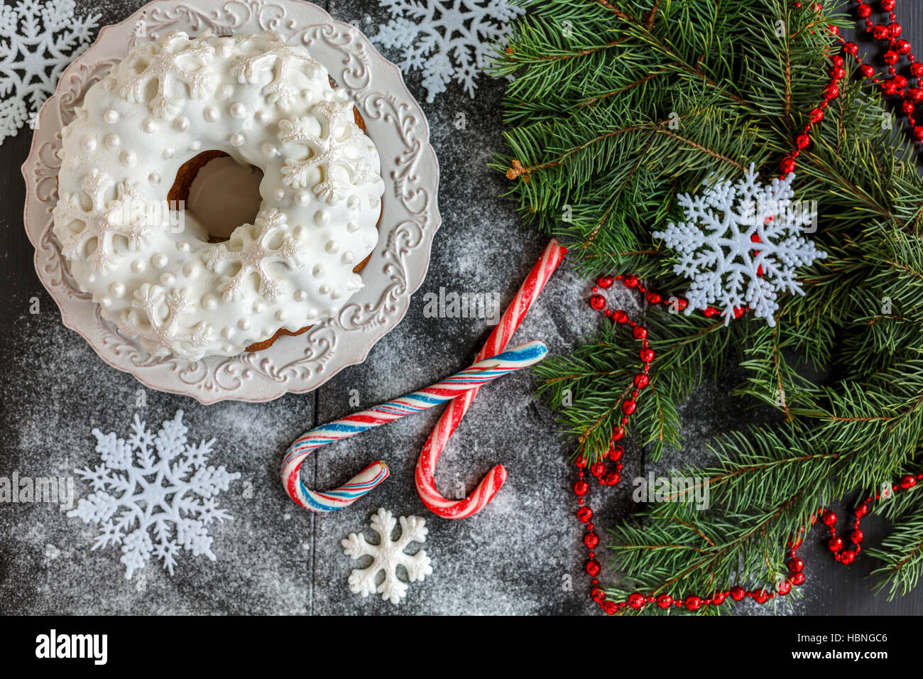 Gâteau de Noël, des bonbons et des branches d'épinette. Banque D'Images