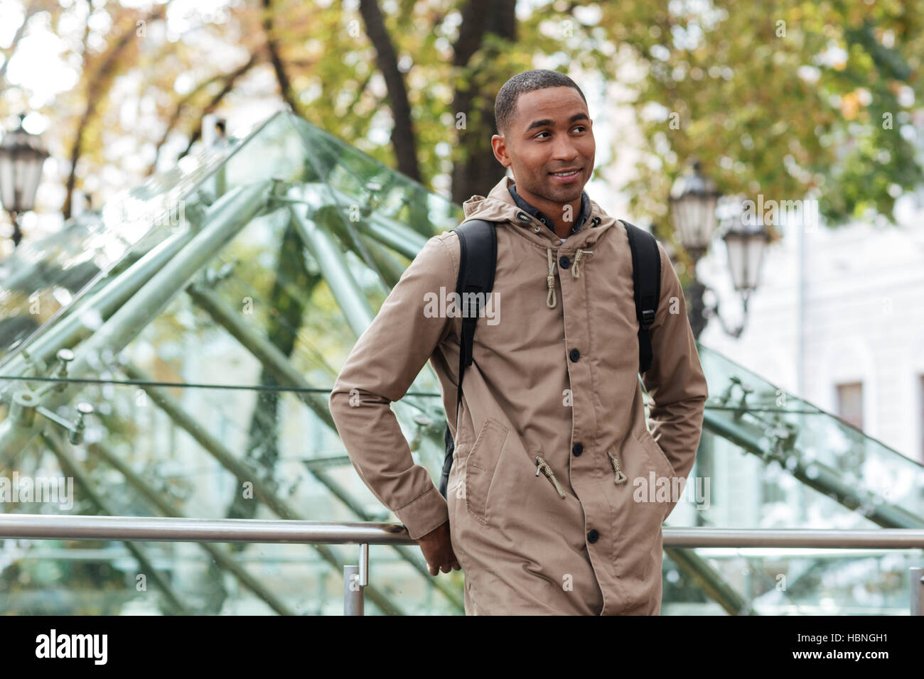 Photo d'un gai homme africain marche dans la rue. À côté. Banque D'Images