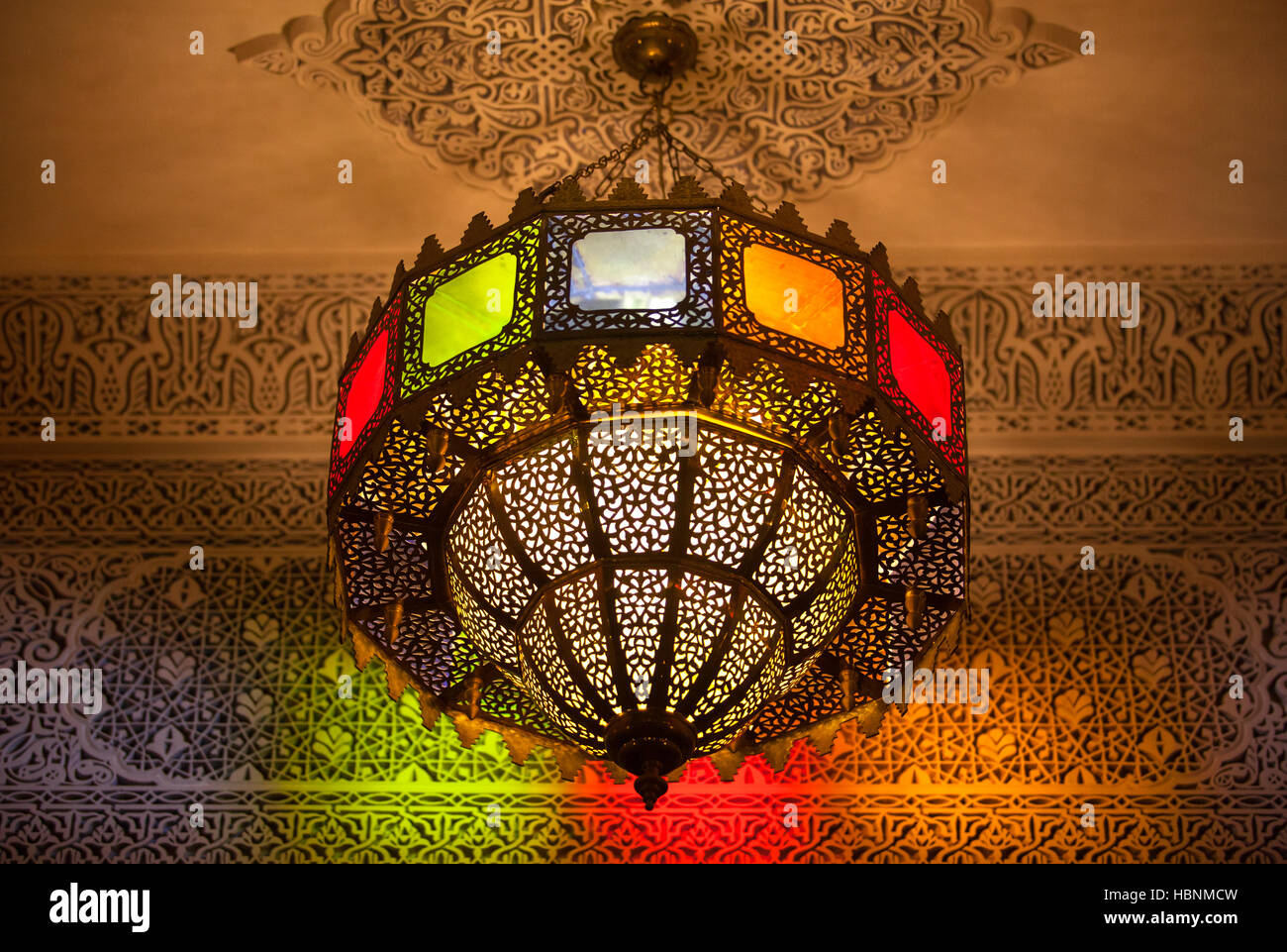 Une lampe colorée à l'intérieur d'un riad à Fès, au Maroc. Banque D'Images