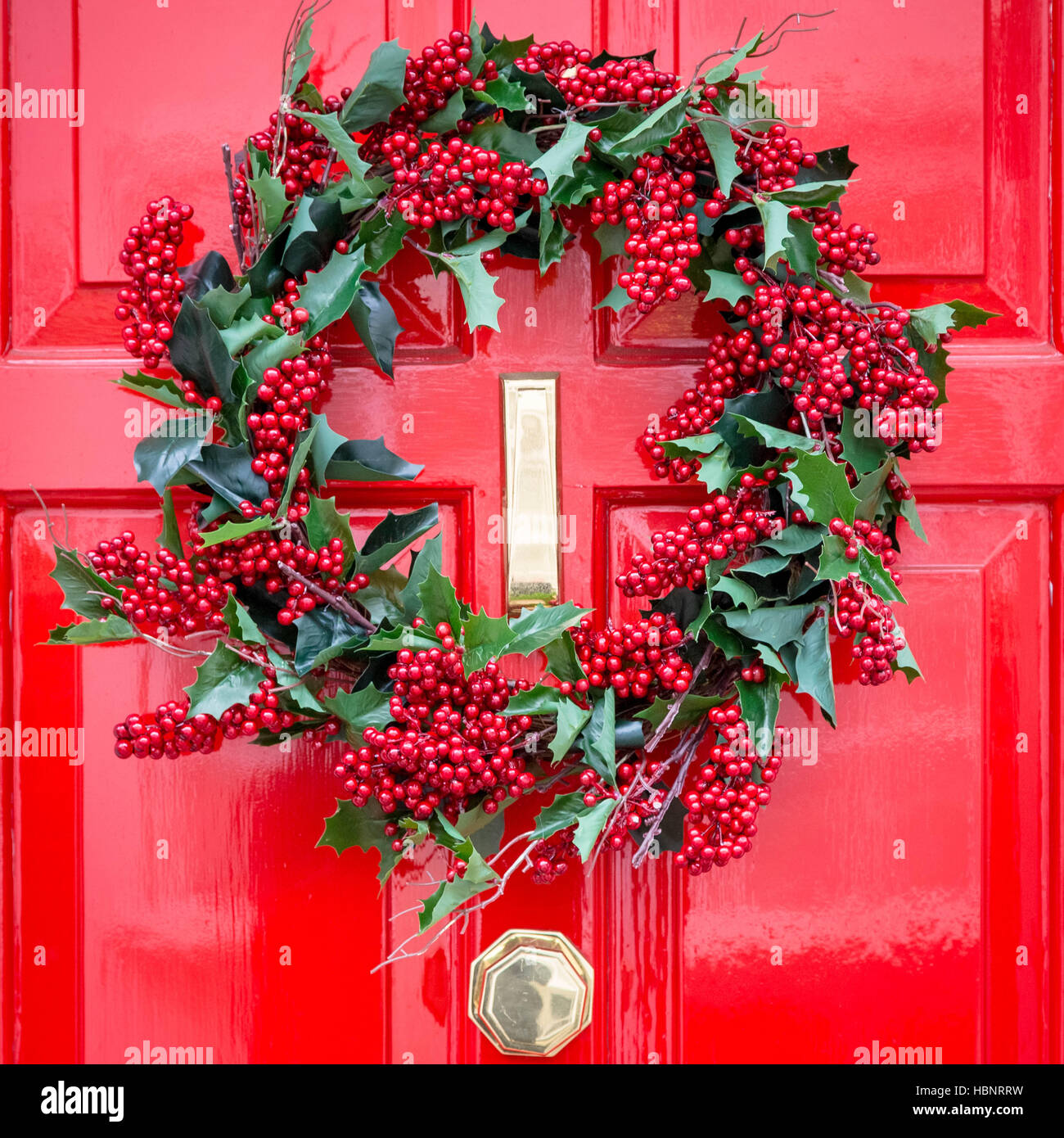 Une couronne de Noël festive est suspendu à la porte d'une maison dans le Royal Borough de Kensington et Chelsea. Londres, Royaume-Uni. Banque D'Images