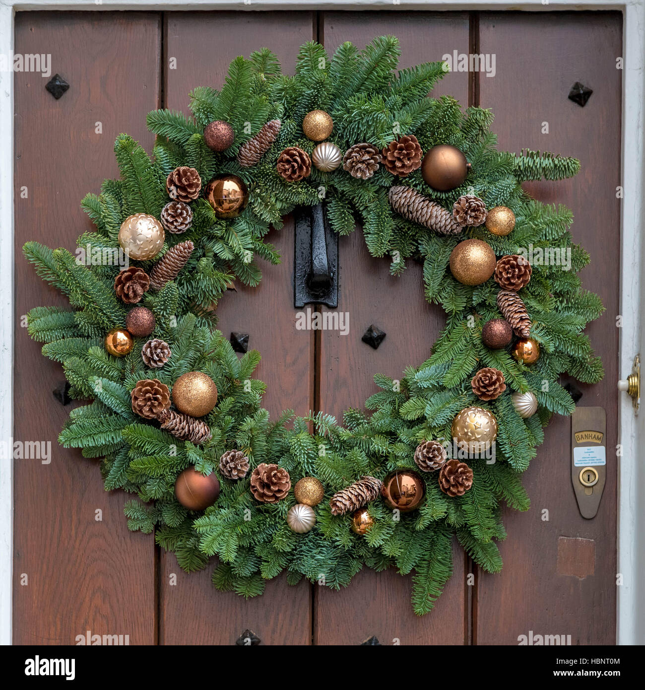 Une couronne de Noël festive est suspendu à la porte d'une maison dans le Royal Borough de Kensington et Chelsea. Londres, Royaume-Uni. Banque D'Images
