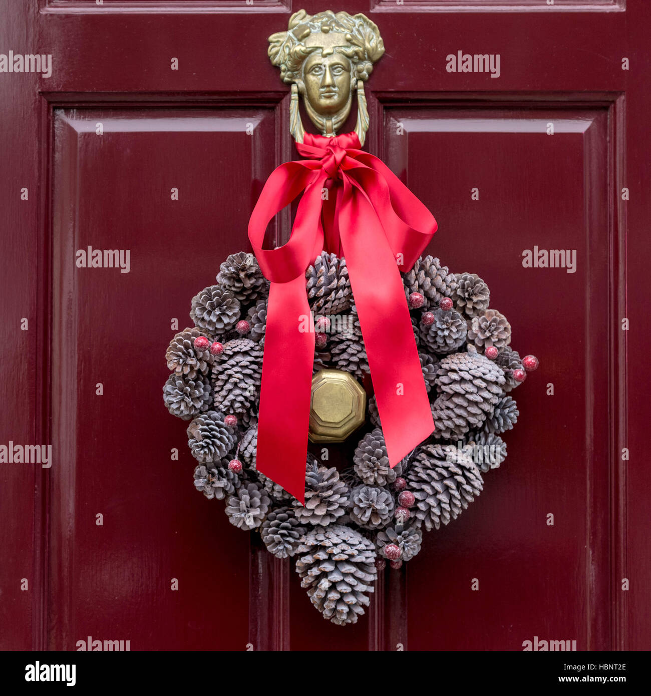 Une couronne de Noël festive est suspendu à la porte d'une maison dans le Royal Borough de Kensington et Chelsea. Londres, Royaume-Uni. Banque D'Images