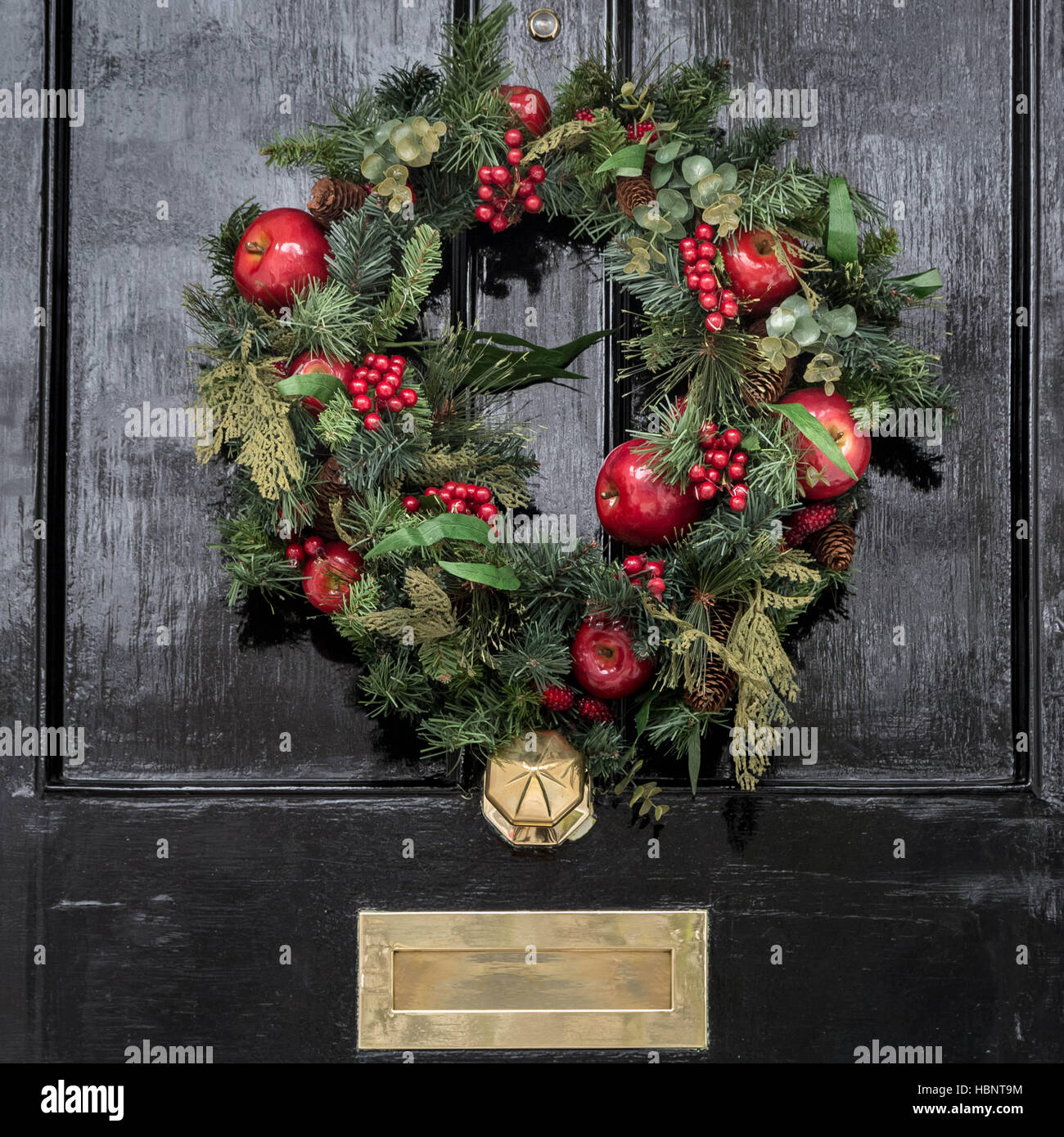 Une couronne de Noël festive est suspendu à la porte d'une maison dans le Royal Borough de Kensington et Chelsea. Londres, Royaume-Uni. Banque D'Images