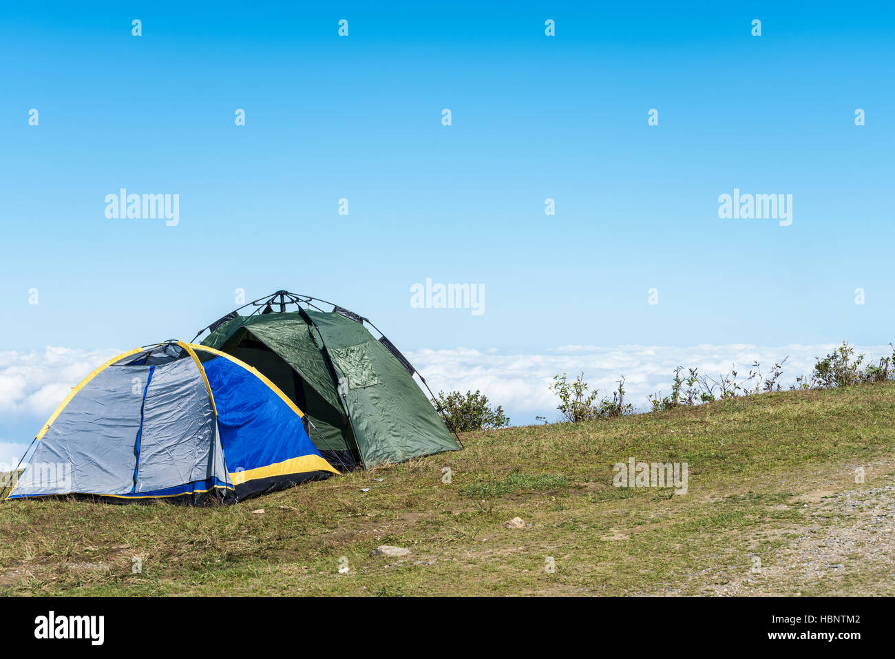 Les tentes de camping avec un beau paysage naturel Banque D'Images